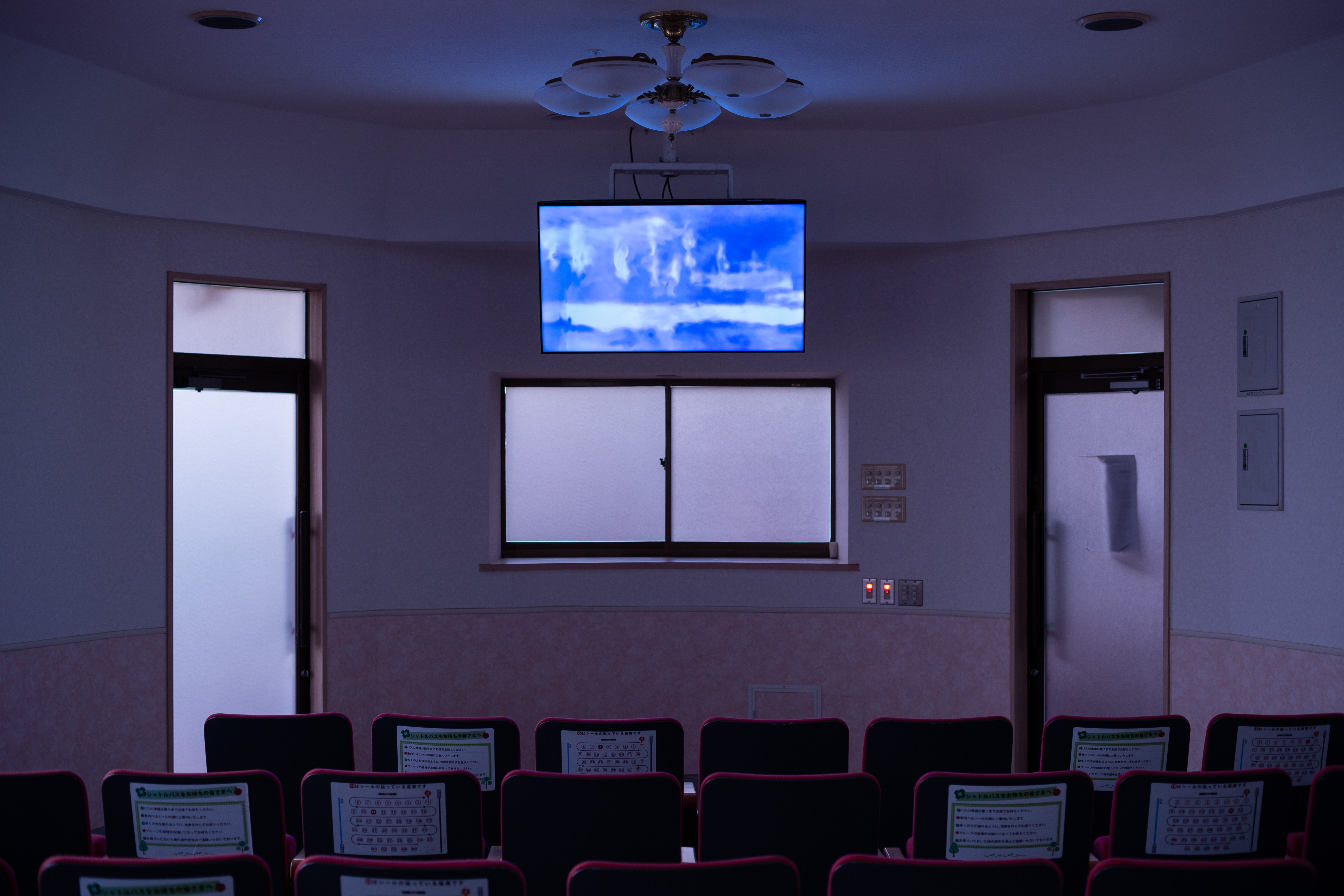 いつまでも明け続ける夜のなかで